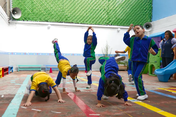 Niñas y niños en clase de movimiento y expresión corporal