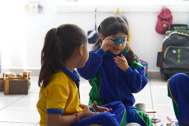 Dos niñas jugando y creando juntas en el salón