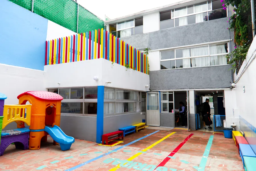 Patio central y edificio del kínder Happy Days