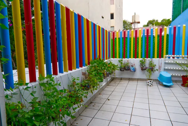 Terraza con huerto y barandal de colores de Happy Days