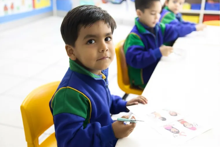 Niñas y niños de kínder en actividades de lectura y arte